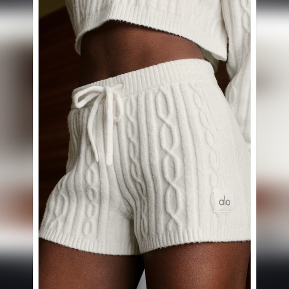 Alo Yoga Cable Knit Winter Bliss Shorts/ Medium - Picture 1 of 12